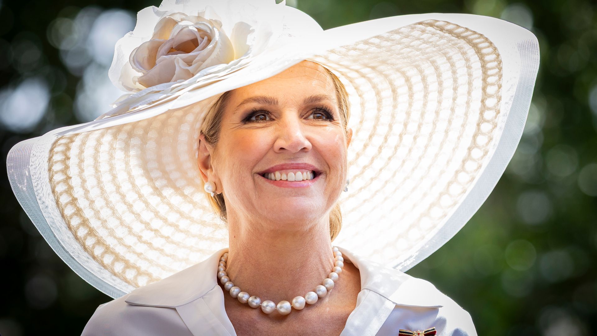 https://www.hola.com/us/horizon/landscape/989d5332f9ce-amsterdam-netherlands-queen-maxima-of-the-netherlands-visits-resto-van-harte-on.jpg?im=Resize=(1200)