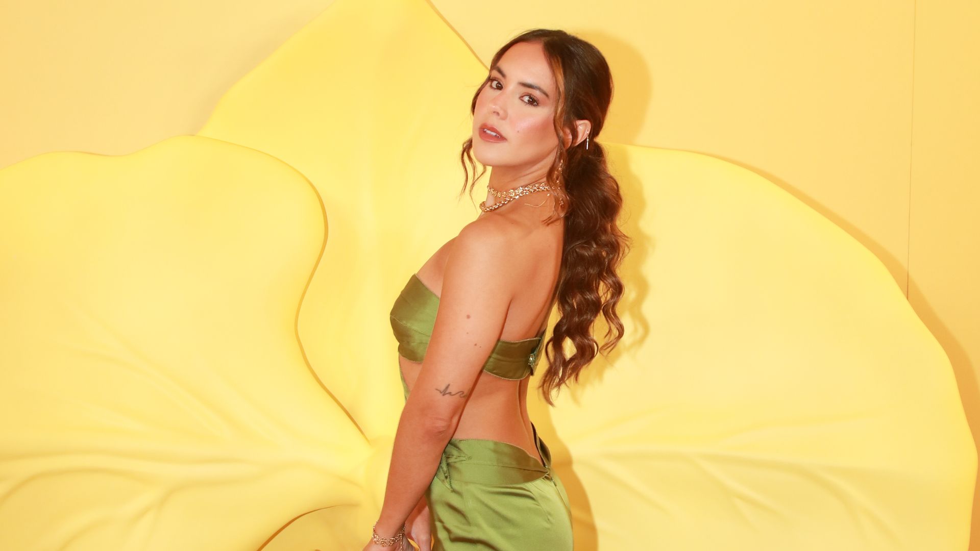 Bad Bunny’s girlfriend Gabriela Berlingeri shows off minimalist spring style and effortless beauty look