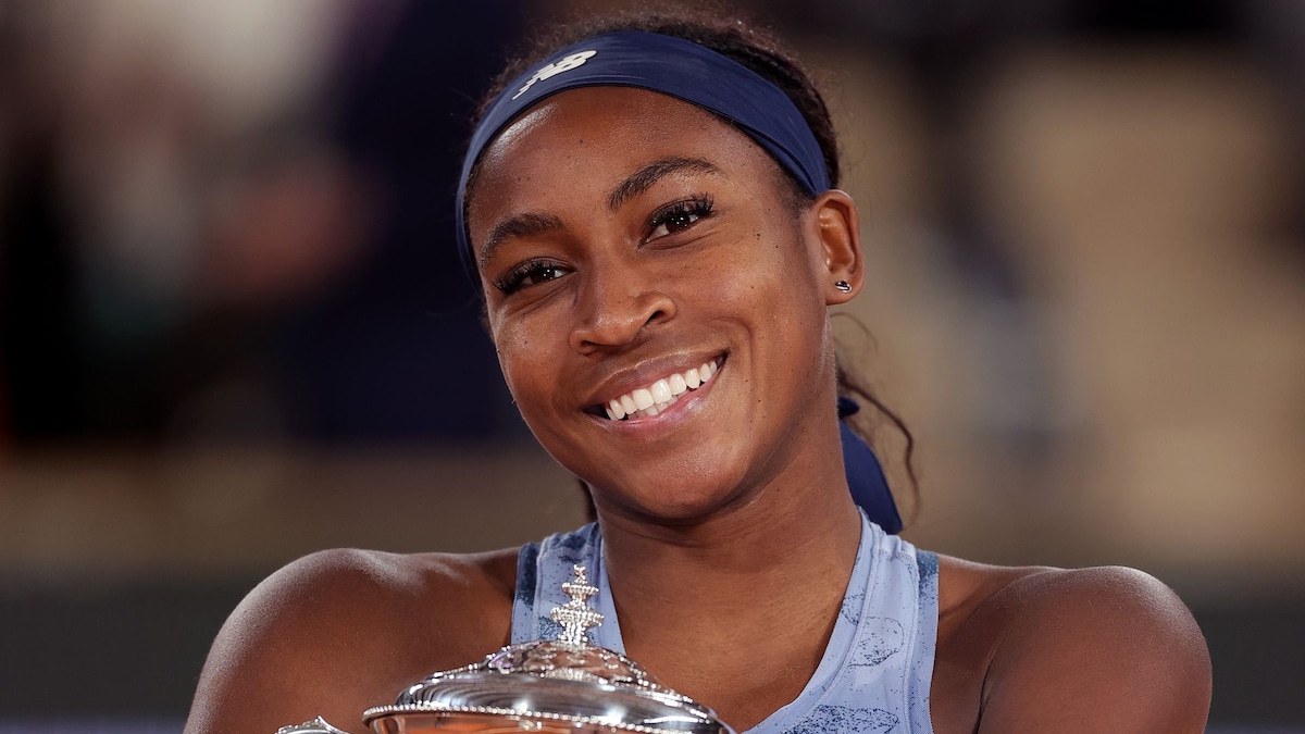 https://www.hola.com/us/horizon/landscape/99e88acfc7c8-paris-france-coco-gauff-of-united-states-with-the-coupe-suzanne-lenglen-trophy-a.jpg?im=Resize=(1200)