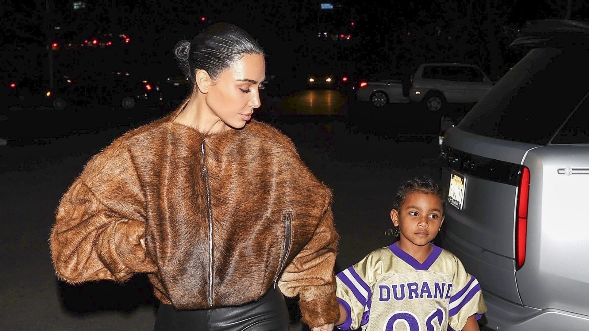 Kim Kardashian steps out with her son Psalm West for a sweet treat at Handel's Homemade Ice Creamery in Calabasas. The doting mom stuns in a chic faux fur bomber jacket and leather leggings while enjoying quality time with her little one.
***
Kim Kardashian sale con su hijo Psalm West a disfrutar de un dulce en Handel's Homemade Ice Creamery en Calabasas. La cariñosa madre deslumbra con una elegante chaqueta bomber de piel sintética y leggings de cuero mientras disfruta de un momento de calidad con su pequeño.