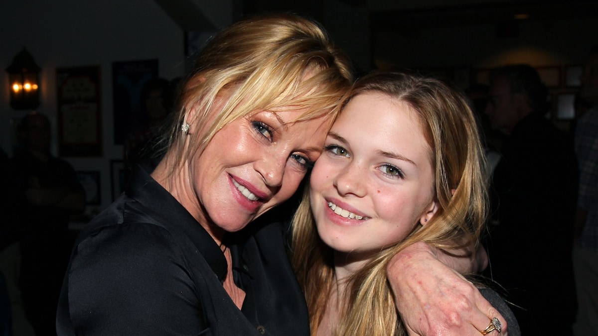 https://www.hola.com/us/horizon/landscape/9baceabea6a8-burbank-ca-actress-cast-member-melanie-griffith-and-daughter-stella-banderas-pos.jpg?im=Resize=(1200)