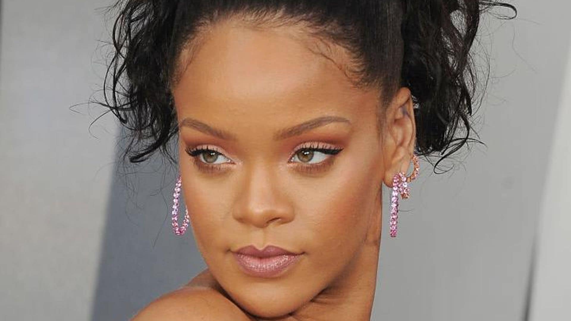 Rihanna shows us how to get a trendy makeup look in just 10 minutes
