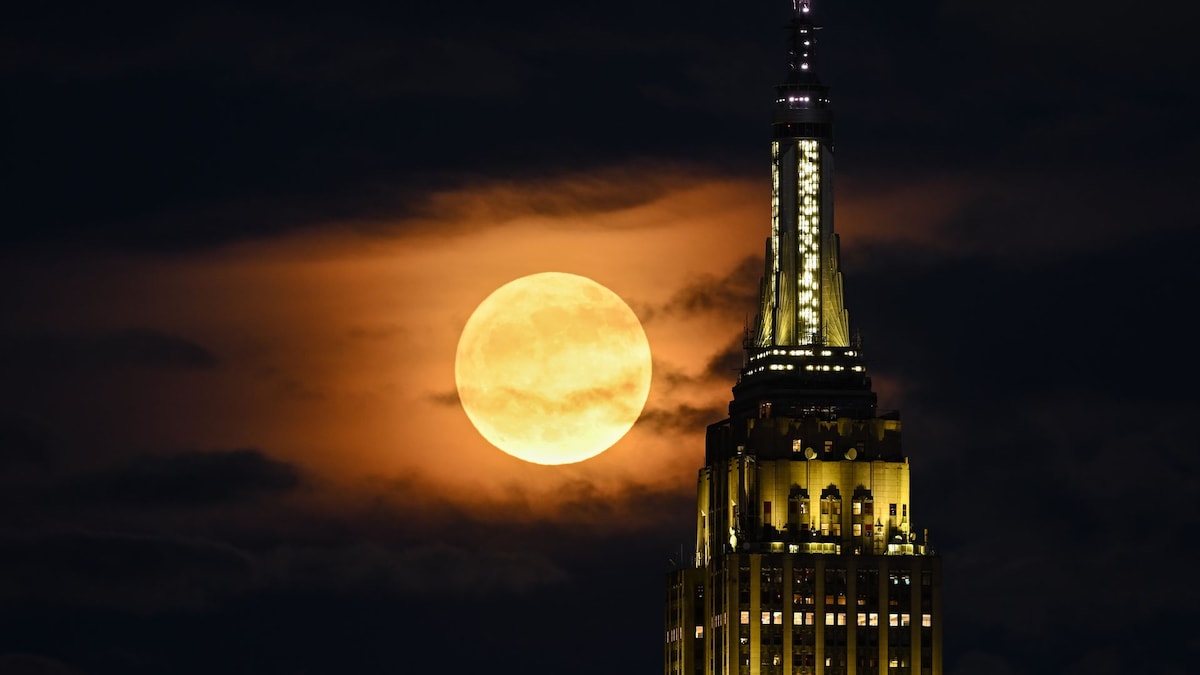 https://www.hola.com/us/horizon/landscape/9c5a972be2be-new-york-united-states-the-full-strawberry-moon-rises-behind-empire-state-buildi.jpg?im=Resize=(1200)