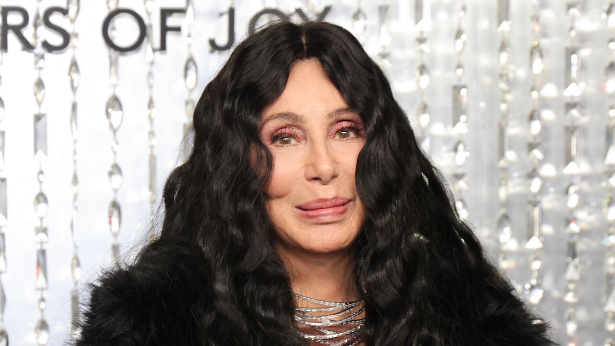 https://www.hola.com/us/horizon/landscape/9c8a873543c0-los-angeles-california-cher-arrives-at-the-swarovski-masters-of-light-opening-ce.jpg?im=Resize=(1200)