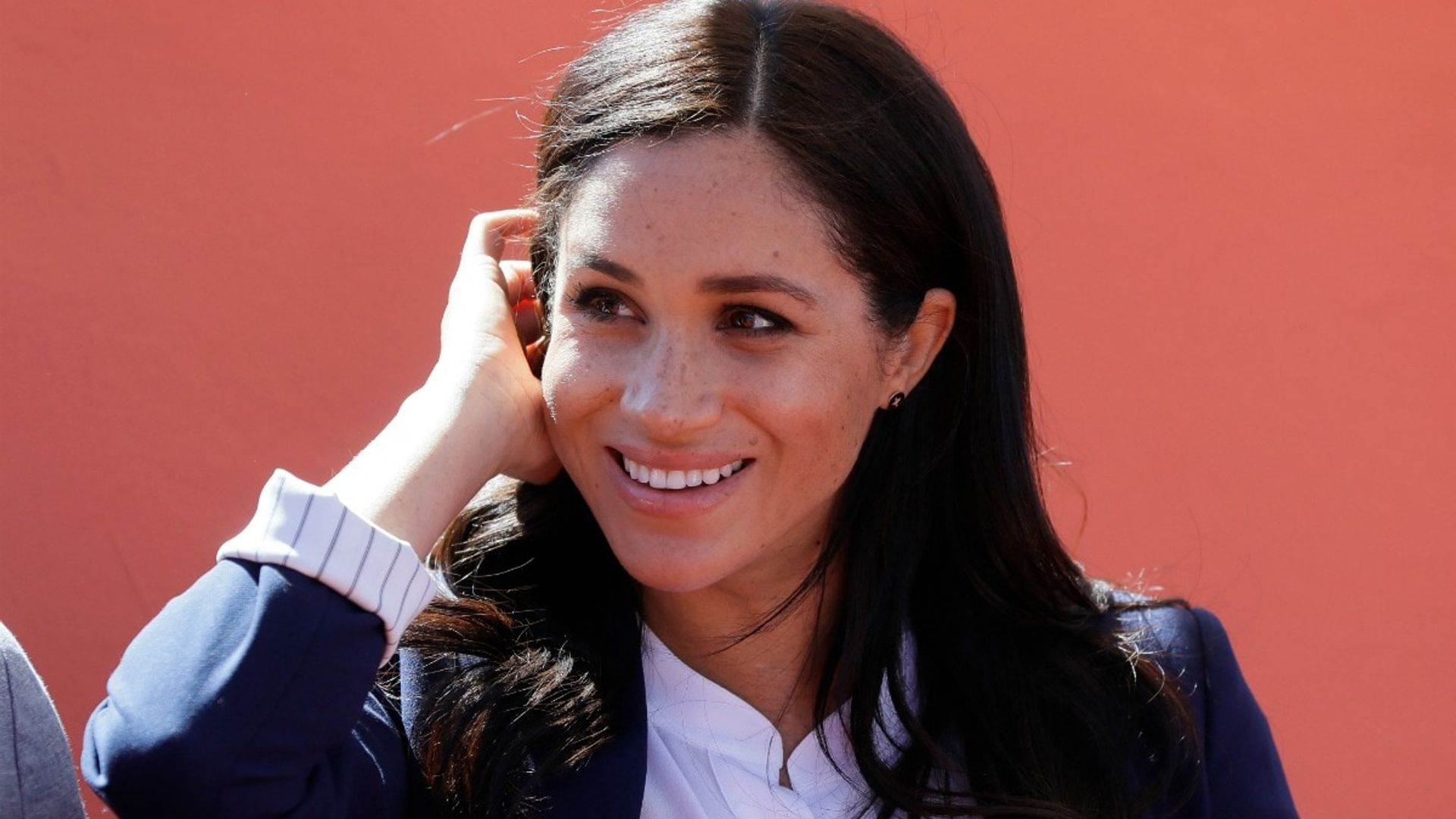Meghan Markle transforms casual travel wear into elegant ensemble with one easy trick!