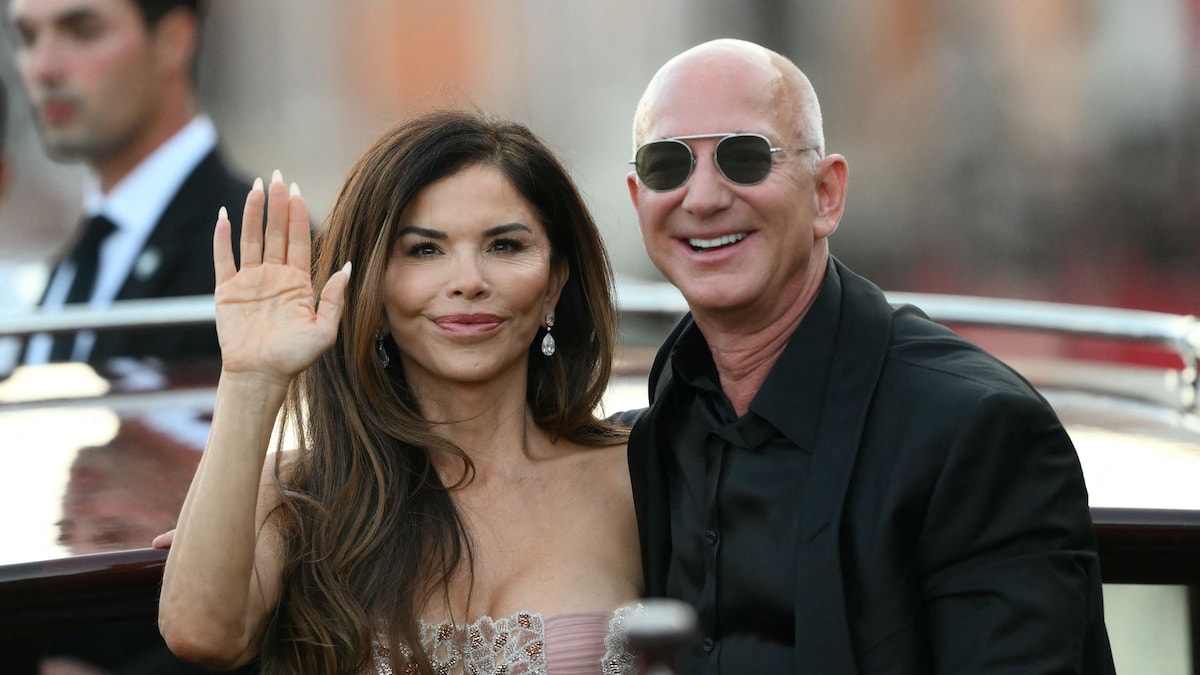 https://www.hola.com/us/horizon/landscape/9e154a1cb212-amazons-founder-jeff-bezos-and-spouse-lauren-sanchez-bezos-leave-the-aman-hotel-.jpg?im=Resize=(1200)