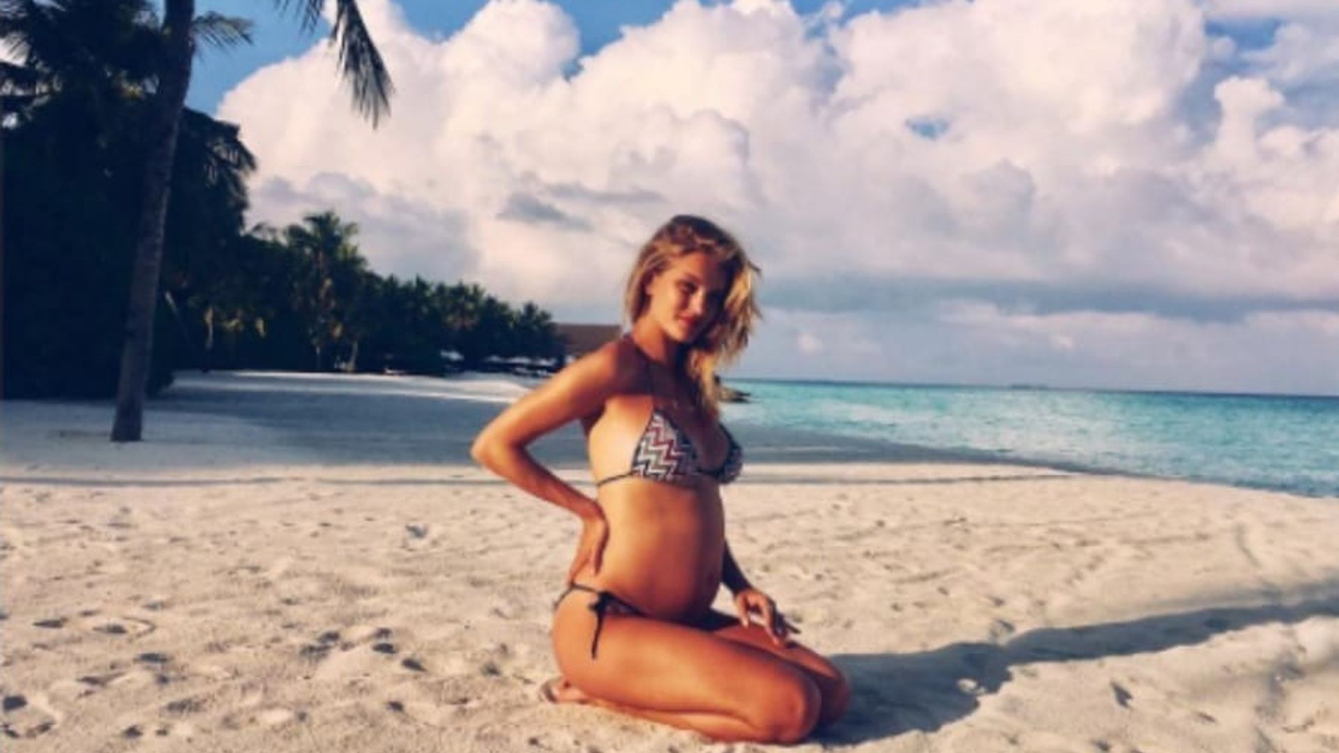 Rosie Huntington-Whiteley and Jason Statham are expecting their first child