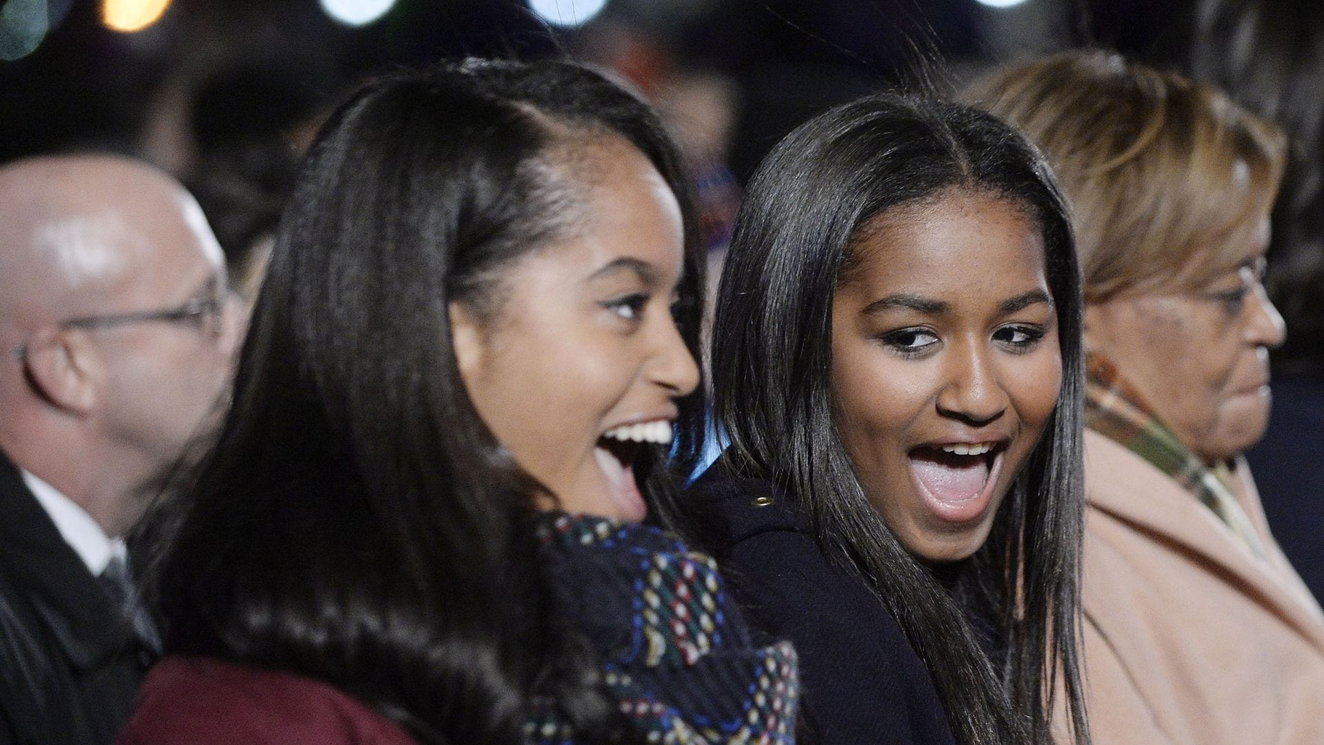 Malia and Sasha Obama enjoy an Easter picnic with friends