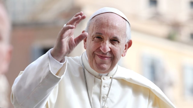 Pope Francis waves to the pilgrims gathered in St. Peter's Square for the general audience on June 13, 2018 in Vatican City, Vatican