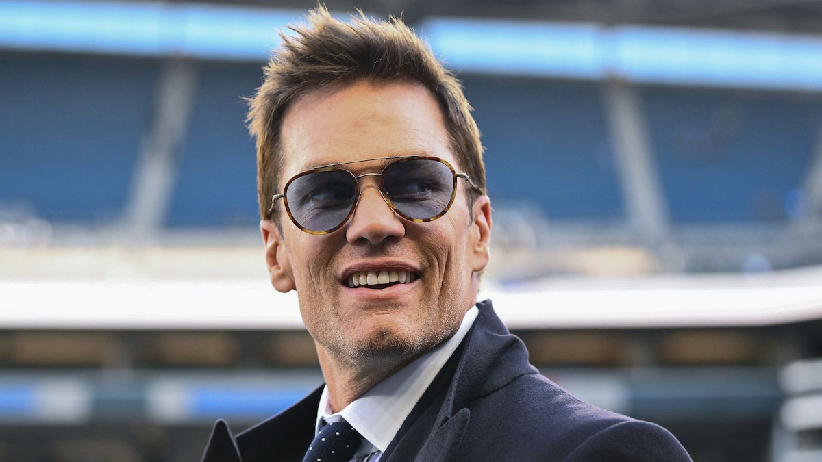 https://www.hola.com/us/horizon/landscape/9f6c5e1a109d-seattle-washington-former-nfl-player-tom-brady-looks-on-prior-to-a-game-between-.jpg?im=Resize=(1200)