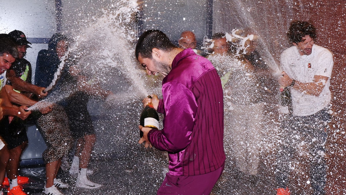 https://www.hola.com/us/horizon/landscape/9f97608e5c83-new-york-new-york-carlos-alcaraz-of-spain-celebrates-with-his-trophy-being-spray.jpg?im=Resize=(1200)