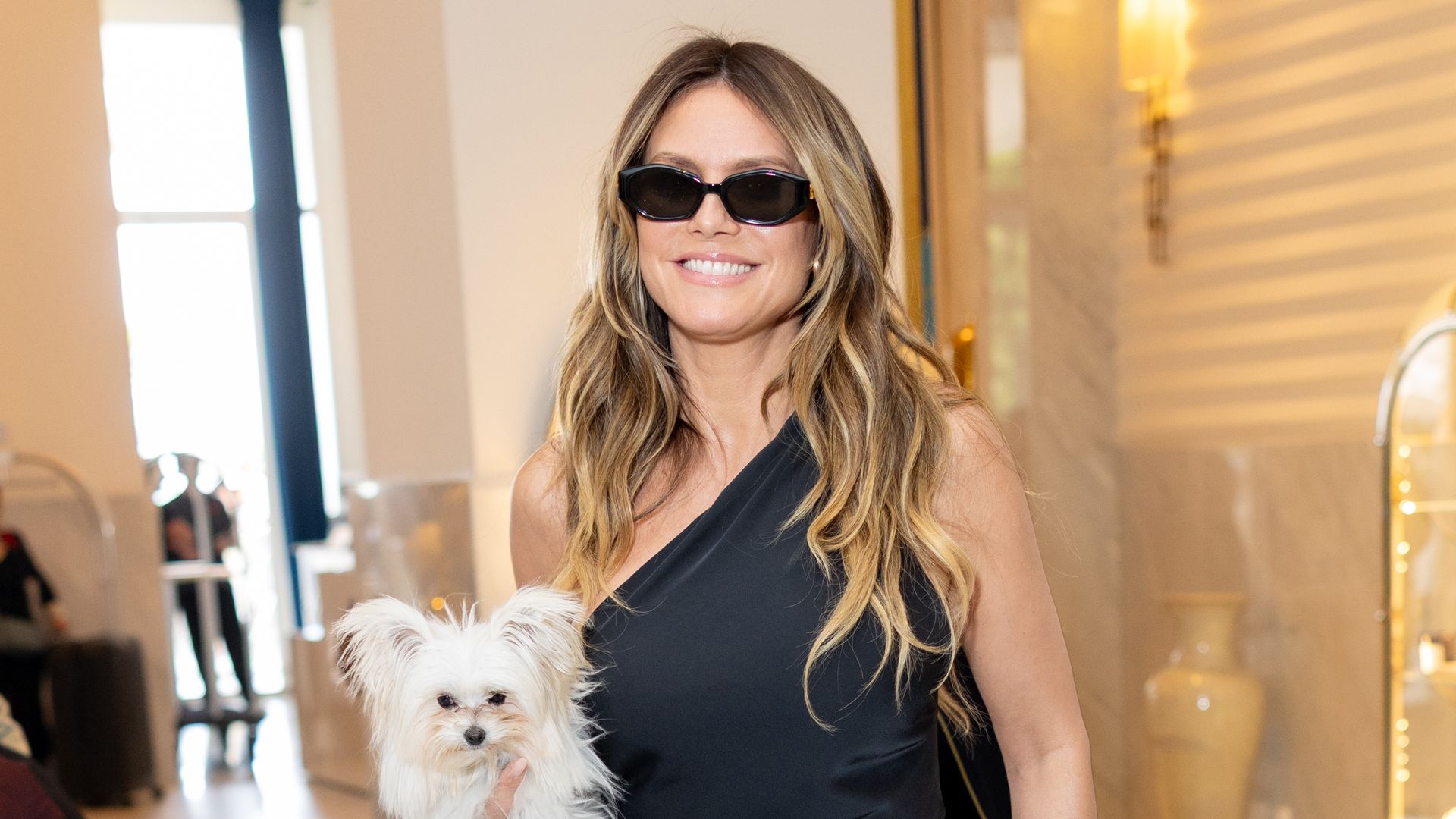 https://www.hola.com/us/horizon/landscape/a061e898daaf-cannes-france-heidi-klum-is-seen-at-the-hotel-martinez-during-the-79th-annual-ca.jpg?im=Resize=(1200)