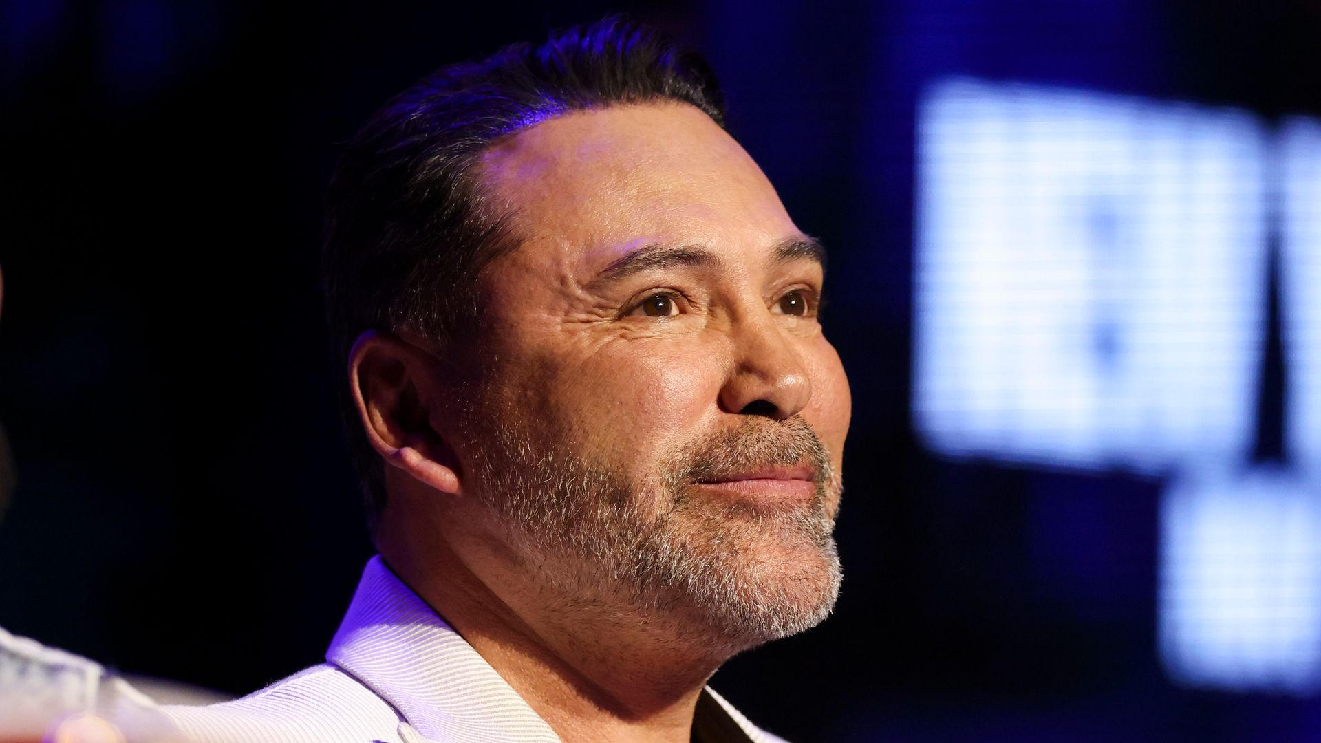 Oscar De La Hoya shares post-laser face while in a hyperbaric chamber
