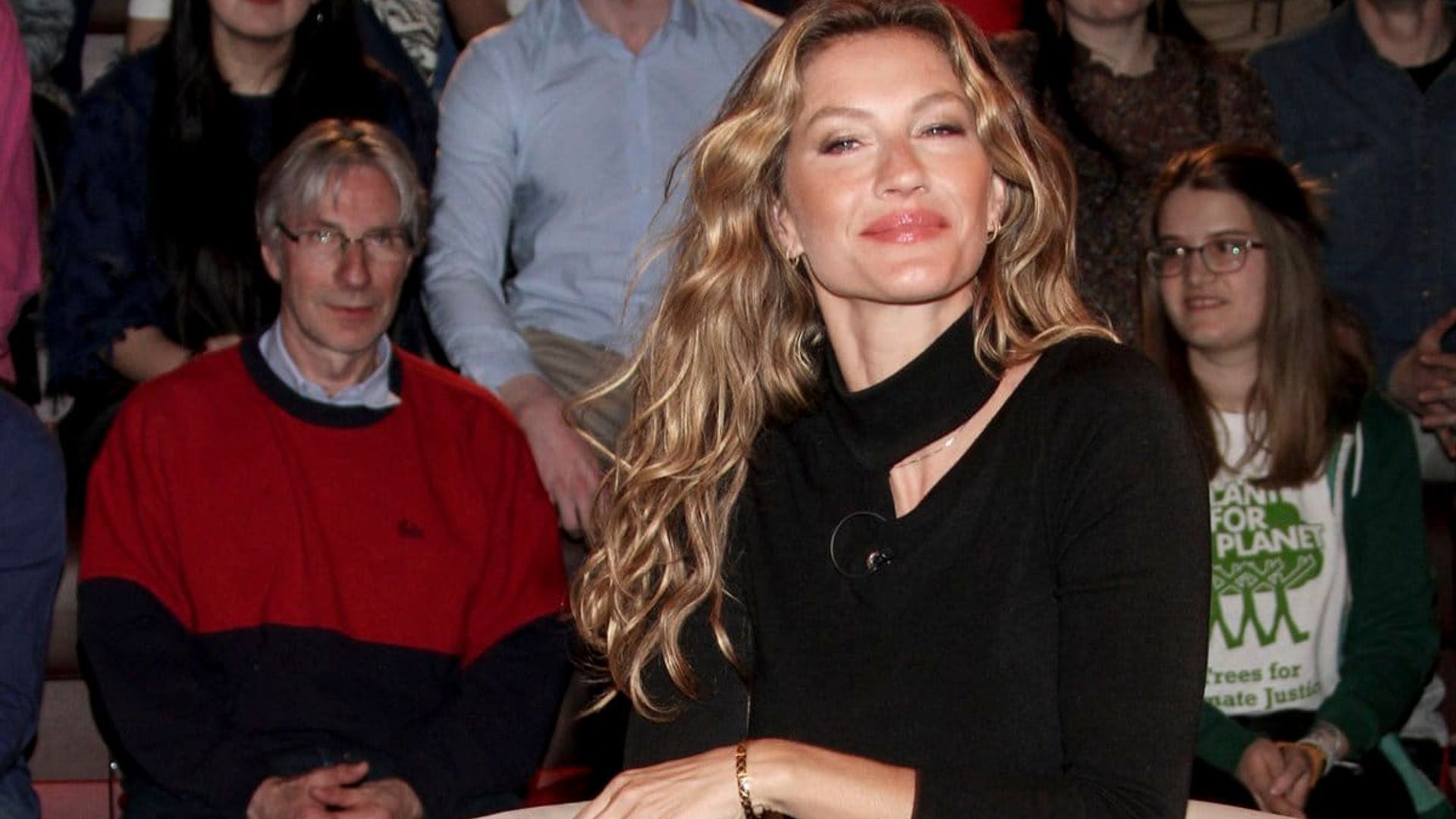 Gisele rescues a turtle and calls out her followers to ‘protect all animals’