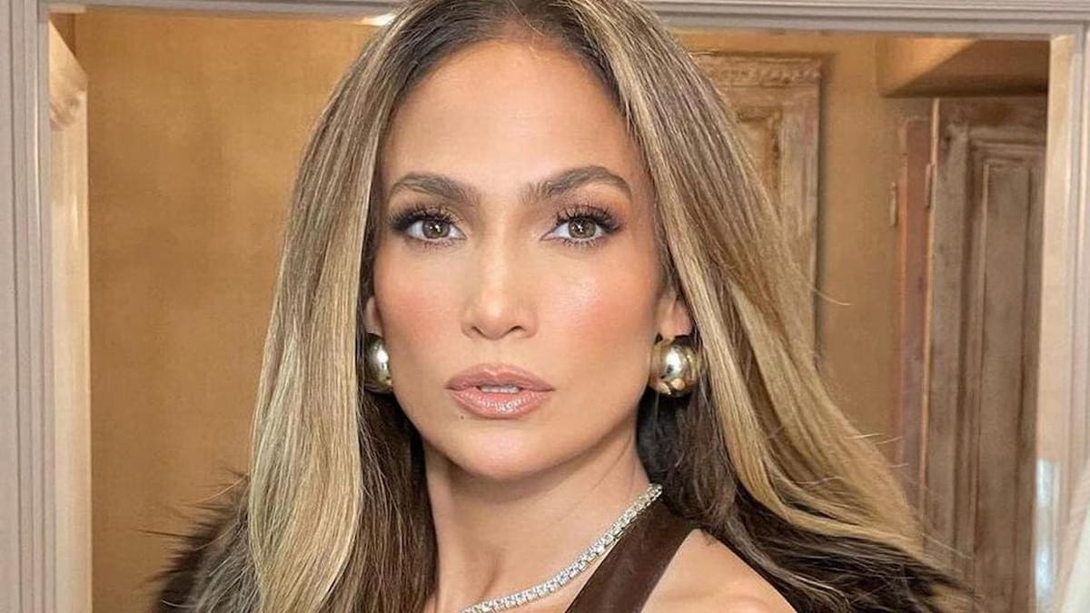 Jennifer Lopez shows off her signature casual chic look in latest photo(01)