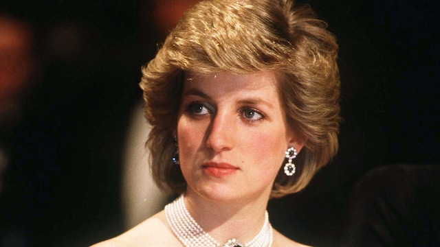 VIENNA, AUSTRIA - APRIL 16: Diana, Princess of Wales, wearing a midnight blue velvet, off the shoulder evening dress designed by Victor Edelstein, a sapphire, diamond and pearl choker and diamond and sapphire earrings, attends a state banquet on April 16, 1986 in Vienna, Austria. (Photo by Anwar Hussein/WireImage)