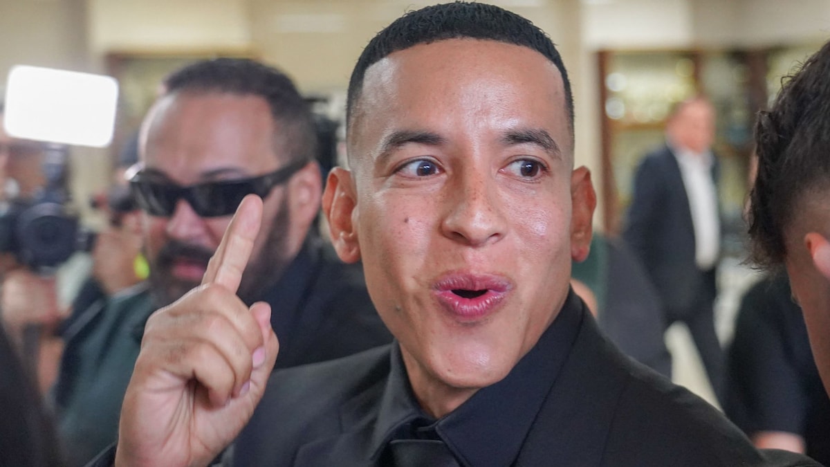 https://www.hola.com/us/horizon/landscape/a3bcd2ce4795-daddy-yankee-arrives-at-centro-judicial-de-puerto-rico-on-december-20-2024-in-sa.jpg?im=Resize=(1200)