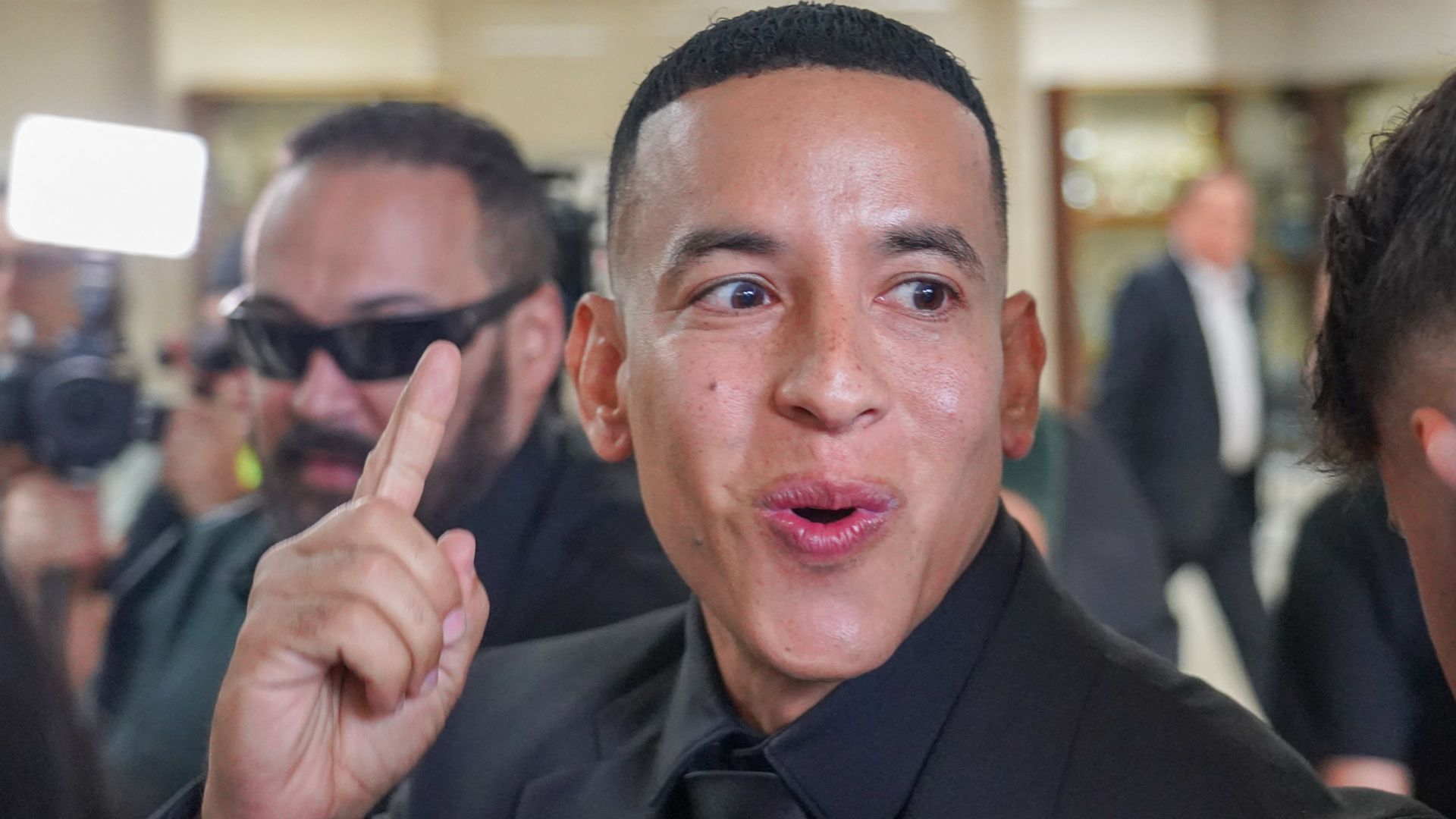 https://www.hola.com/us/horizon/landscape/a3bcd2ce4795-daddy-yankee-arrives-at-centro-judicial-de-puerto-rico-on-december-20-2024-in-sa.jpg?im=Resize=(1200)