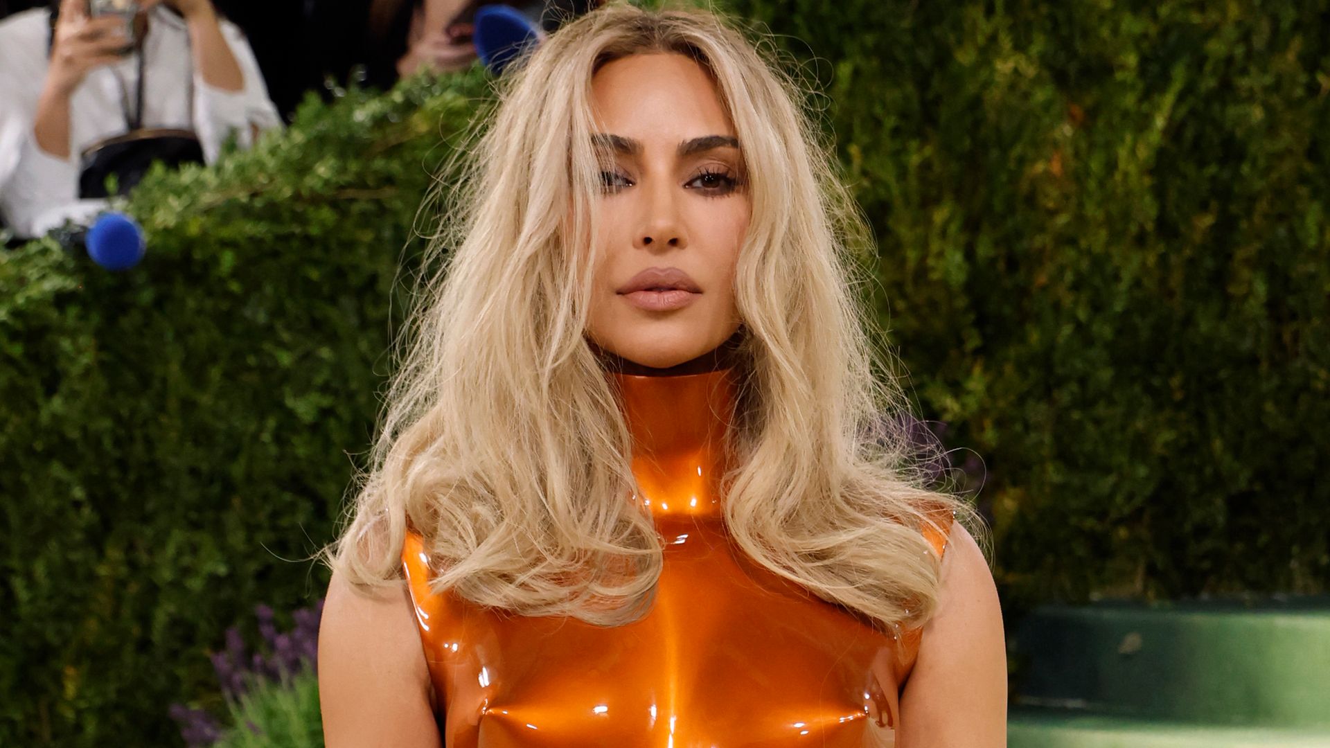 Kim Kardashian debuts new platinum blonde bob reminiscent of…