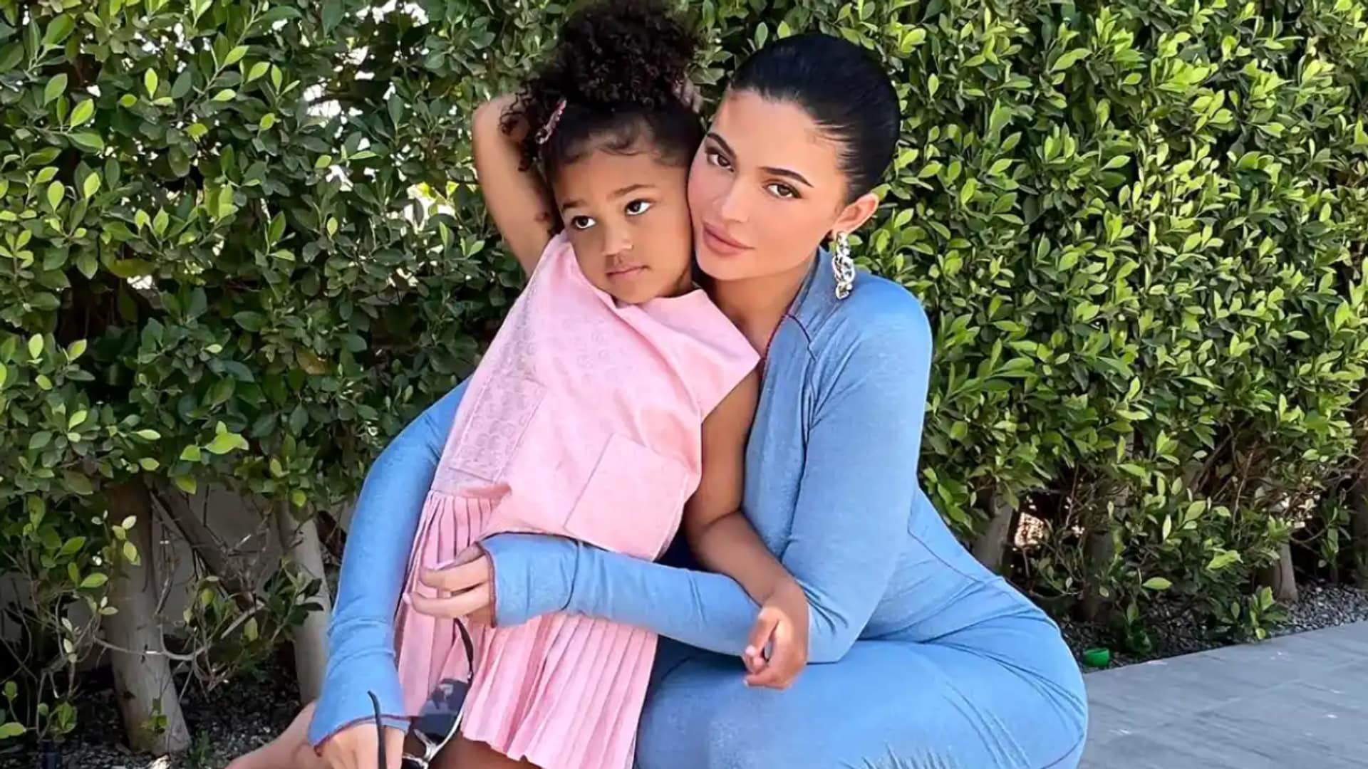 Kylie Jenner's 7-year-old daughter Stormi debuts peachy-blonde hairstyle 
