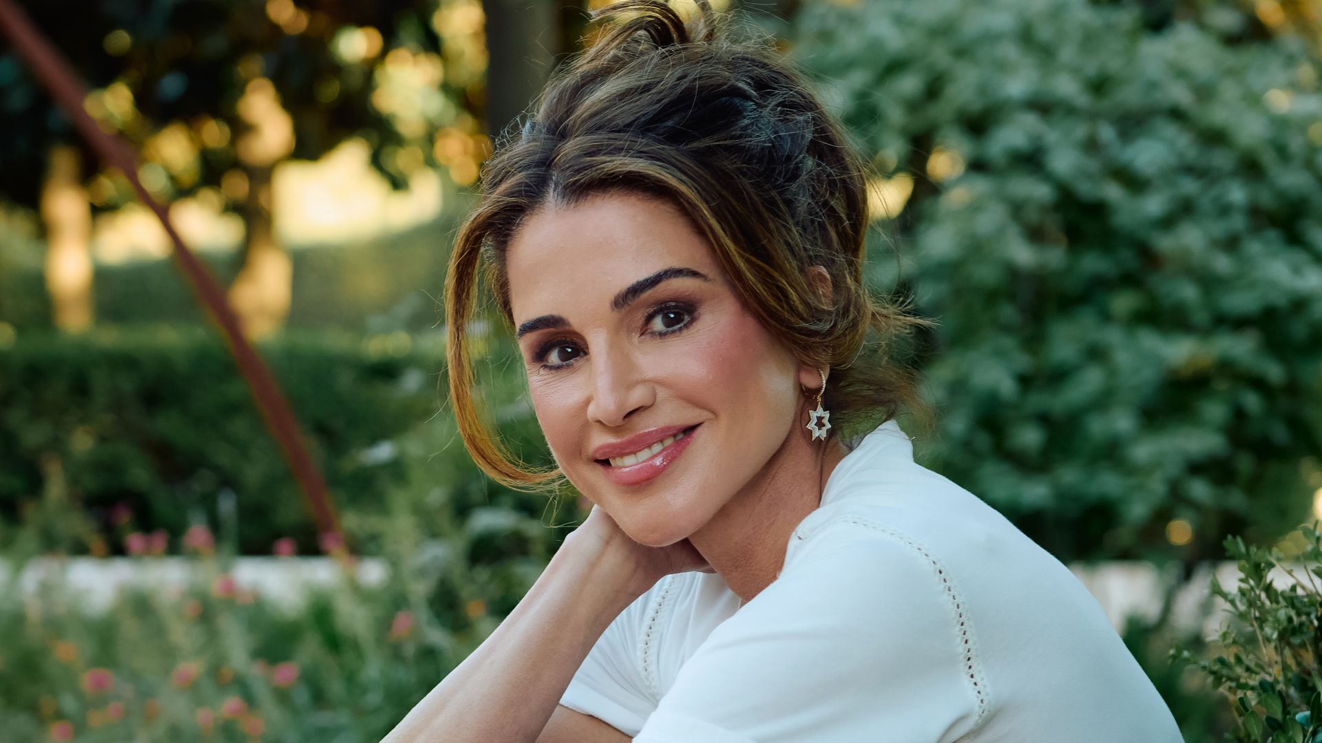 https://www.hola.com/us/horizon/landscape/a4d05bea1188-her-majesty-queen-rania-portrait.jpg?im=Resize=(1200)