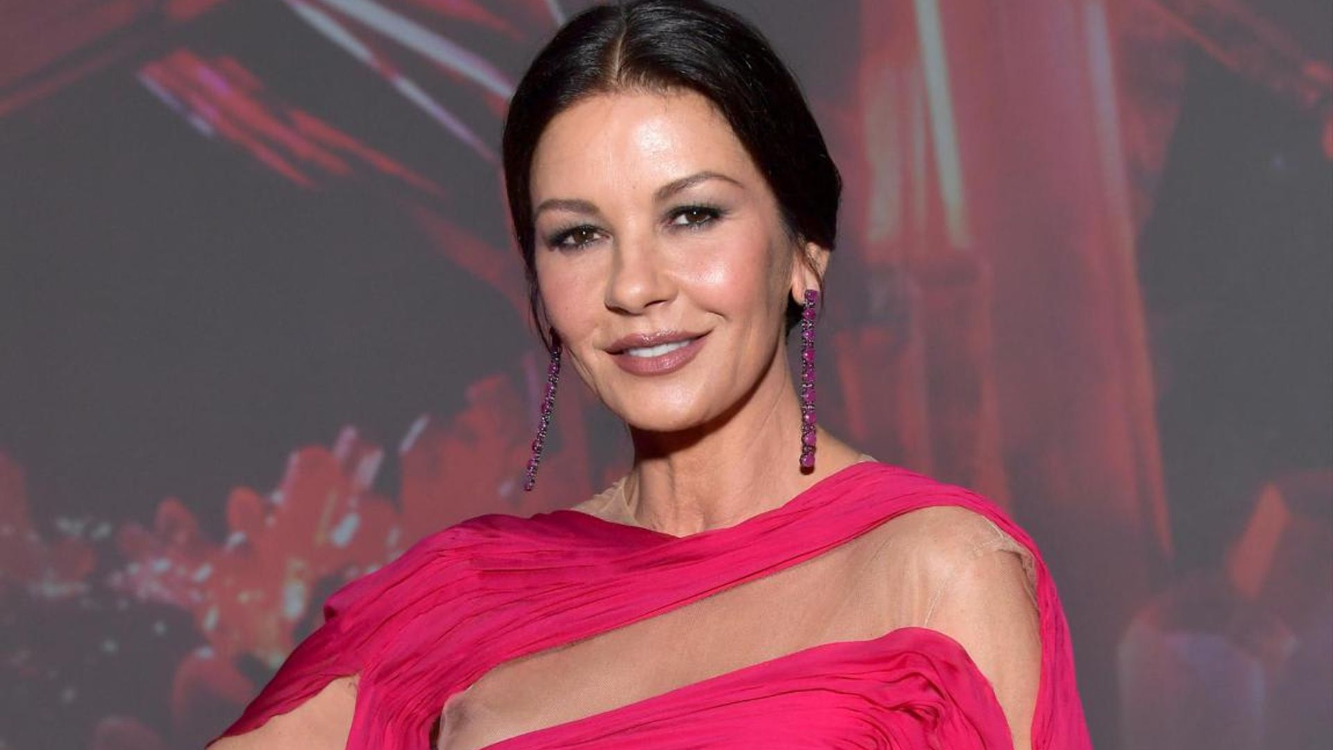 Catherine Zeta-Jones’ shows off her singing skills and plays the piano while staying home