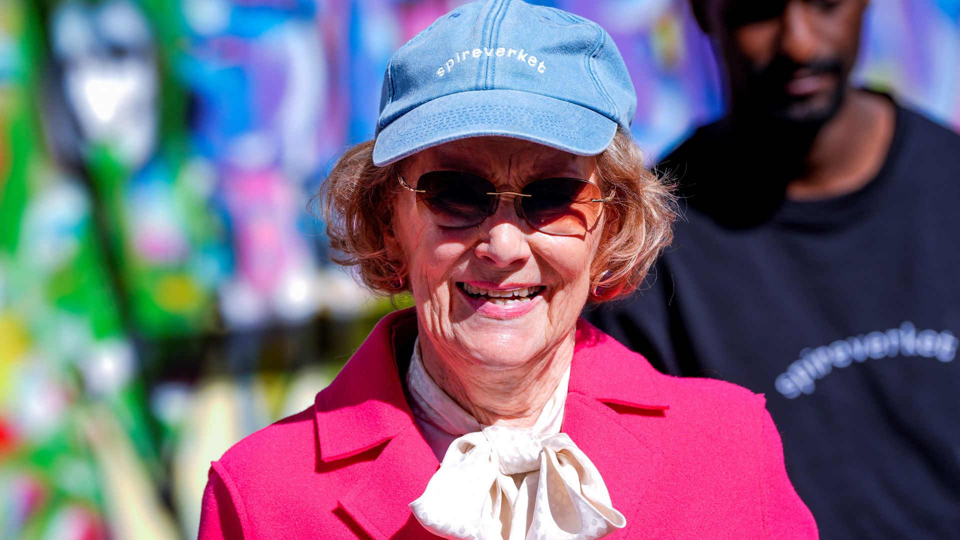 https://www.hola.com/us/horizon/landscape/a5afc07973db-queen-sonja-of-norway-is-pictured-during-a-meeting-with-young-design-talents-org.jpg?im=Resize=(1200)