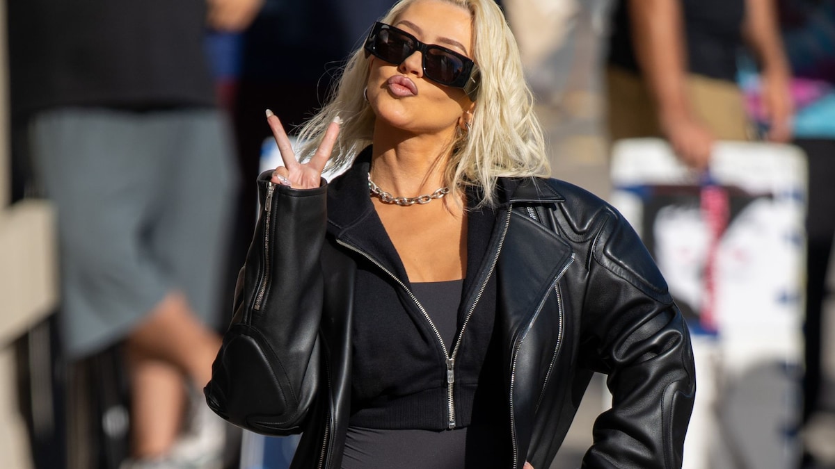 https://www.hola.com/us/horizon/landscape/a5c56b9f7fce-los-angeles-ca-christina-aguilera-is-seen-at-jimmy-kimmel-live-on-october-16-202.jpg?im=Resize=(1200)