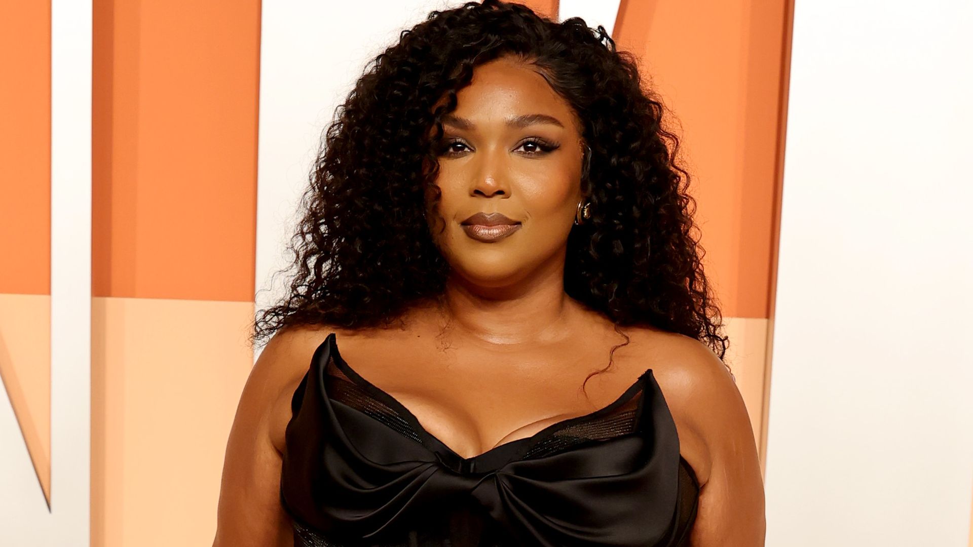 https://www.hola.com/us/horizon/landscape/a67781dc14c4-beverly-hills-california-lizzo-attends-the-2025-vanity-fair-oscar-party-hosted-b.jpg?im=Resize=(1200)
