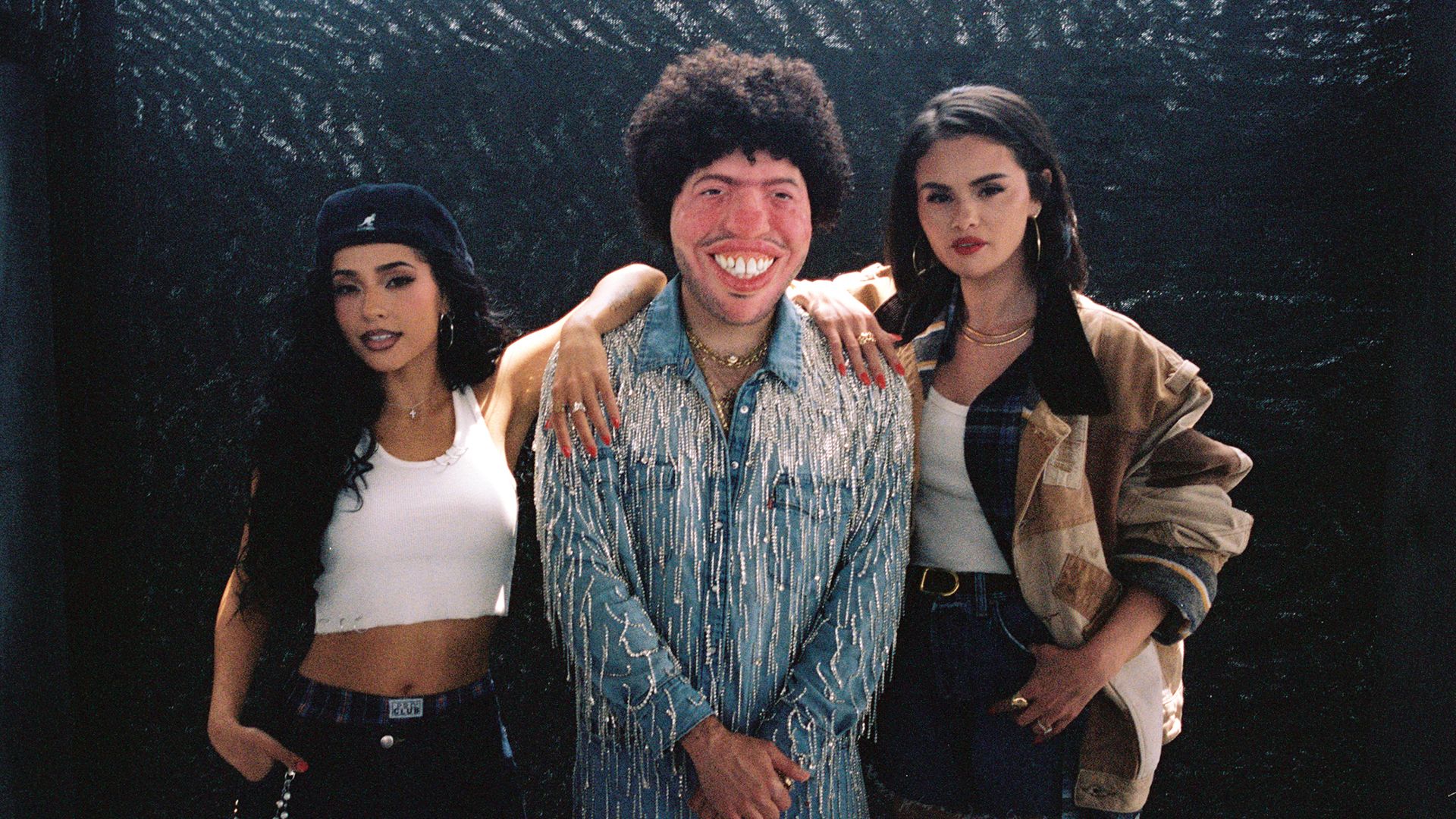 https://www.hola.com/us/horizon/landscape/a6d59f1f0f6a-promo-photo-becky-g-benny-blanco-selena-gomez.jpg?im=Resize=(1200)