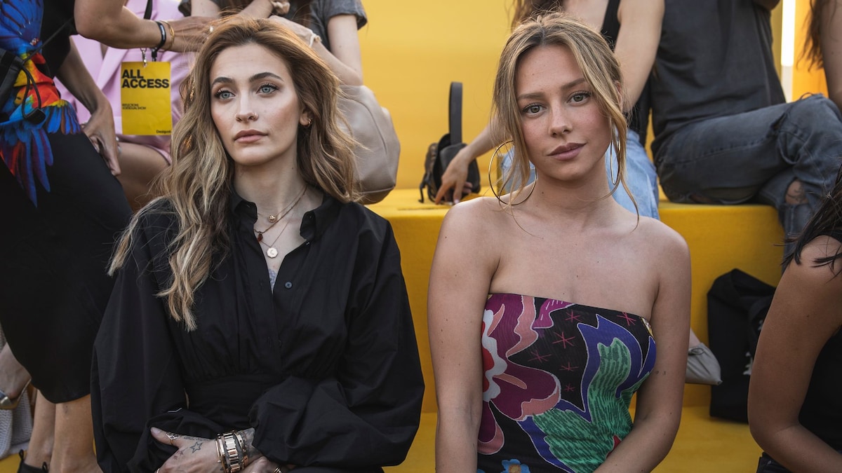 https://www.hola.com/us/horizon/landscape/a7100e6779f5-barcelona-spain-paris-jackson-and-ester-expc3b3sito-attend-the-desigual-fashio.jpg?im=Resize=(1200)