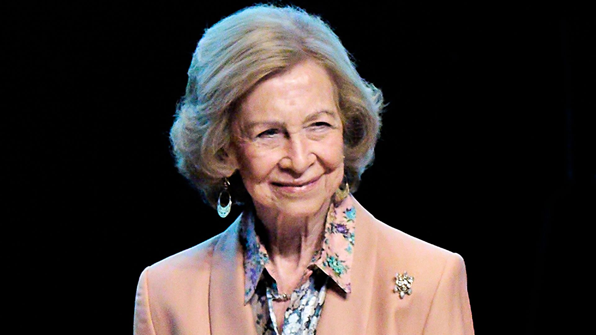 https://www.hola.com/us/horizon/landscape/a8bba2d612e8-madrid-spain-queen-sofia-attends-the-annual-meeting-of-the-international-circle.jpg?im=Resize=(1200)