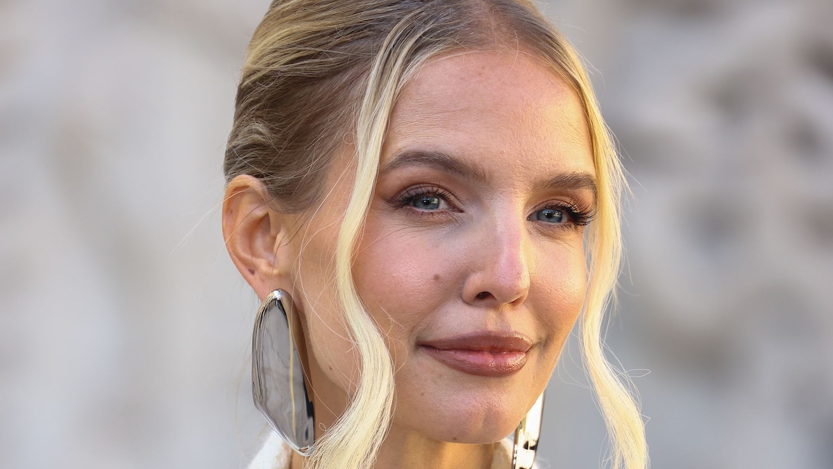 https://www.hola.com/us/horizon/landscape/a95827e3642b-paris-france-leonie-hanne-attends-the-elie-saab-paris-womenswear-spring-summer-2.jpg?im=Resize=(1200)