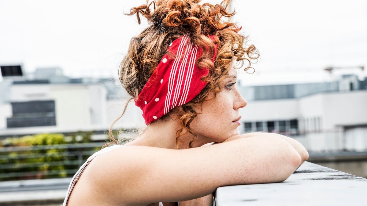 https://www.hola.com/us/horizon/landscape/a997449e1a72-serious-redheaded-woman-leaning-on-wall.jpg?im=Resize=(1200)