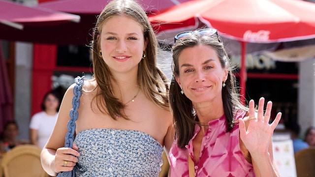 PALMA DE MALLORCA, SPAIN - AUGUST 06: Queen Letizia of Spain (R) and Crown Princess Leonor of Spain (L) are seen visiting the Plaza Mayor and the center of Palma de Mallorca on August 06, 2024 in Palma de Mallorca, Spain. (Photo by Carlos Alvarez/Getty Images)