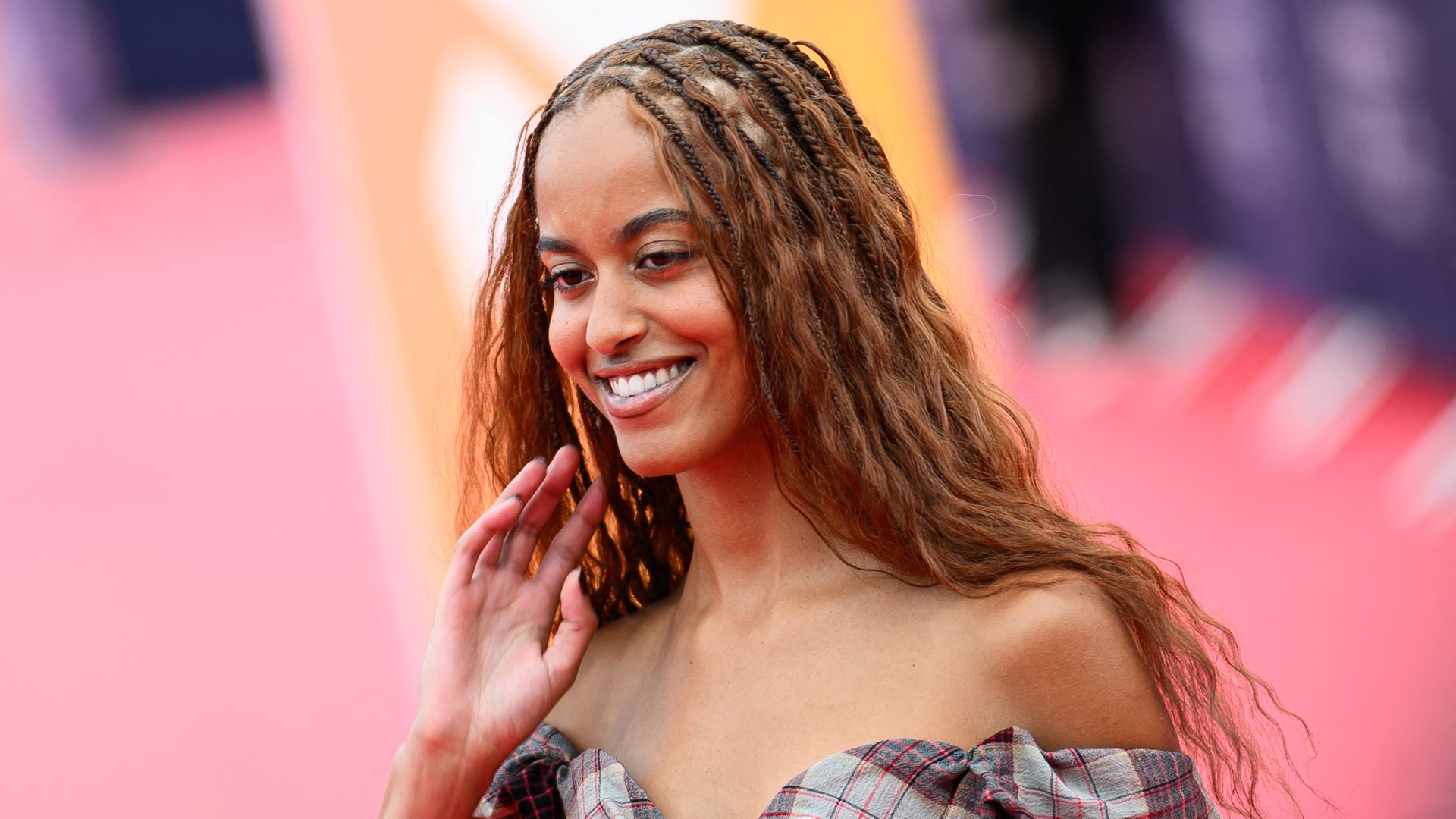 Malia Obama shows off effortless fall style in cozy sweater-and-overalls look