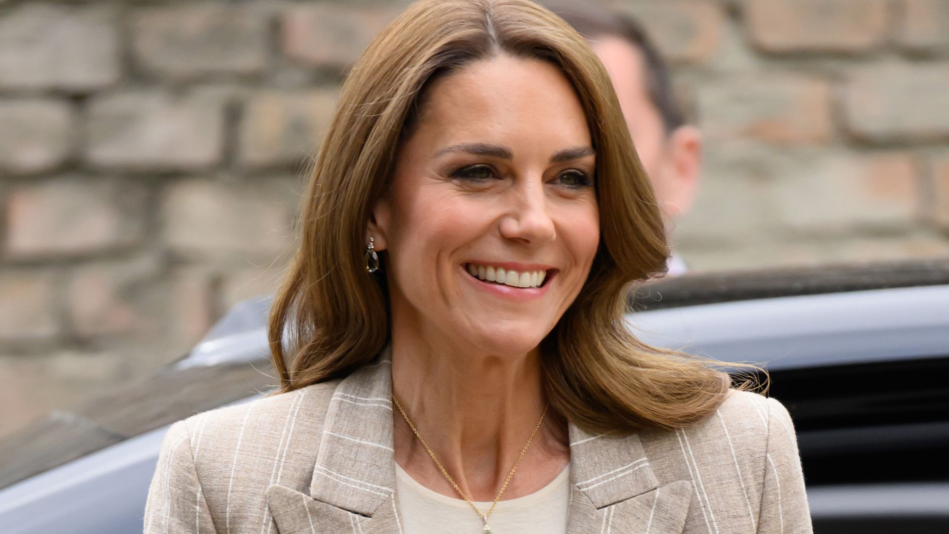 https://www.hola.com/us/horizon/landscape/ab8aff221c0d-reggio-emilia-italy-catherine-princess-of-wales-visits-remida-a-creative-resourc.jpg?im=Resize=(1200)