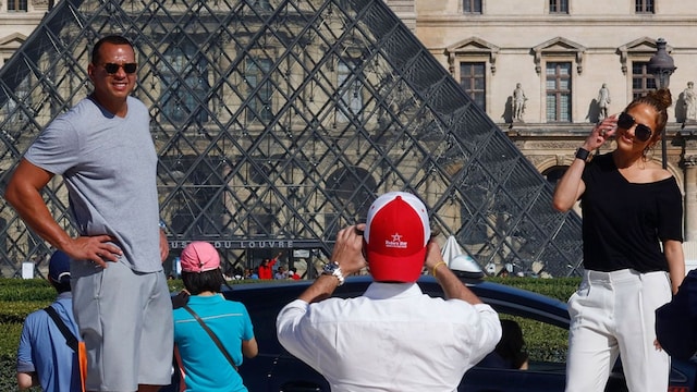 JLo and ARod vacation in France pose in the Louvre museum