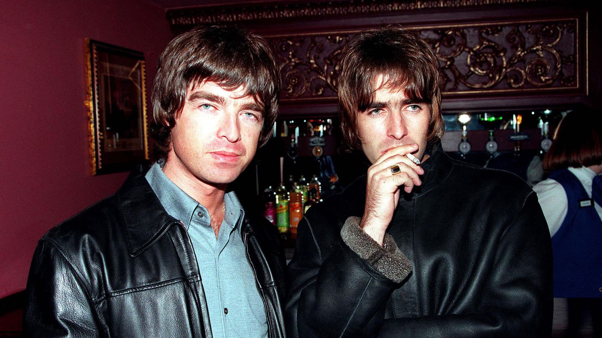 https://www.hola.com/us/horizon/landscape/af09ec127604-london-oasis-lead-singer-liam-gallagher-and-brother-noal-gallagher-at-the-openin.jpg?im=Resize=(1200)