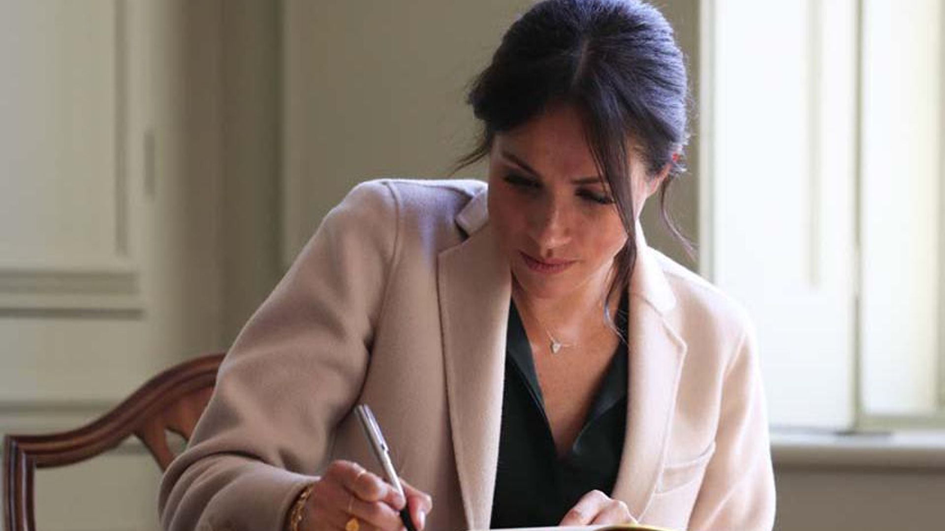 Meghan Markle shows off her fancy handwriting, wow!