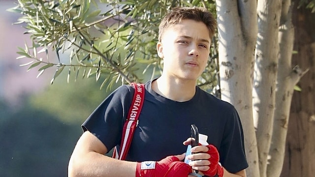 Knox Léon Jolie-Pitt was seen flexing after a weekend Muay Thai victory in Los Angeles. Dressed in fighter shorts, red wraps, and Crocs, the 16-year-old appeared focused and fierce as he headed to training, still energized from his recent tournament triumph.
****
Knox Léon Jolie-Pitt fue visto presumiendo de su victoria en Muay Thai durante el fin de semana en Los Ángeles. Con pantalones cortos de luchador, vendas rojas y Crocs, el joven de 16 años lucía concentrado y feroz mientras se dirigía al entrenamiento, aún lleno de energía tras su reciente triunfo en el torneo.