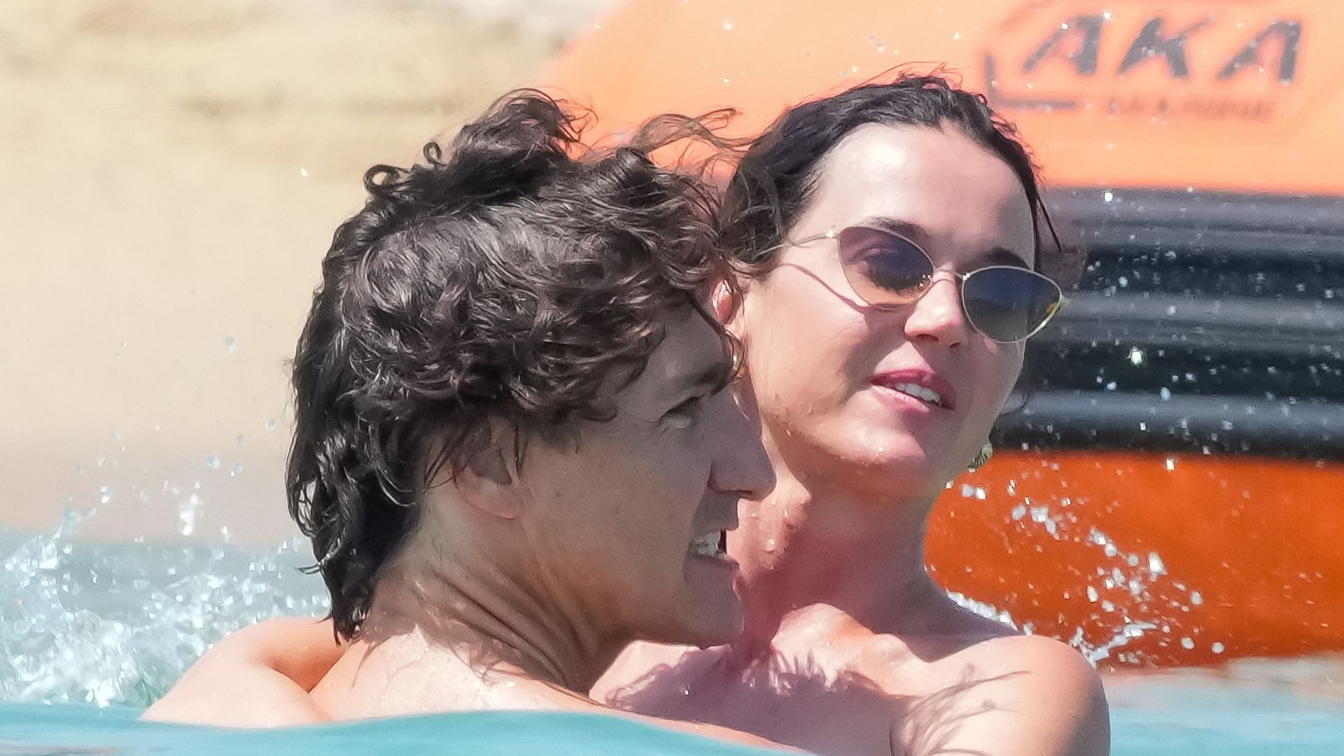 Photo © 2026 Eliot Press/The Grosby Group
PREMIUM EXCLUSIVE
GET A ROOM! Katy Perry and Justin Trudeau are making the most of their romantic escape in Saint-Tropez. This time, the loved-up pair spent the day at Les Palmiers on Pampelonne Beach, soaking up the Riviera sunshine before strolling hand in hand along the shoreline.
The couple looked completely inseparable, sharing passionate kisses, warm embraces and plenty of affectionate moments both on the beach and in the crystal-clear Mediterranean. Between romantic walks, refreshing swims and endless cuddles, the pair seemed happier than ever, enjoying what looks like the perfect dream vacation on the French Riviera.*****
¡Consíganse una habitación! Katy Perry y Justin Trudeau están aprovechando al máximo su escapada romántica en Saint-Tropez. En esta ocasión, la enamorada pareja pasó el día en Les Palmiers, en la playa de Pampelonne, disfrutando del sol de la Riviera antes de pasear de la mano por la orilla.
La pareja se mostró completamente inseparable, compartiendo apasionados besos, cálidos abrazos y numerosas muestras de cariño tanto en la playa como en las cristalinas aguas del Mediterráneo. Entre caminatas románticas, refrescantes baños y constantes gestos de afecto, ambos parecían más felices que nunca mientras disfrutaban de lo que luce como unas vacaciones de ensueño en la Riviera Francesa.