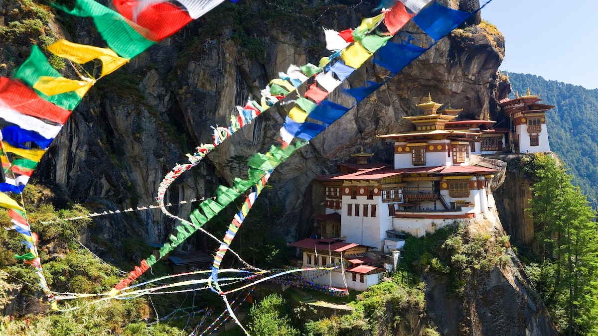 https://www.hola.com/us/horizon/landscape/b21300963acf-taktsang-dzong-or-tigers-nest-bhutan.jpg?im=Resize=(1200)