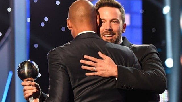 Ben Affleck wore his wedding ring as he presented a trophy to Derek Jeter.
Photo: Getty Images
