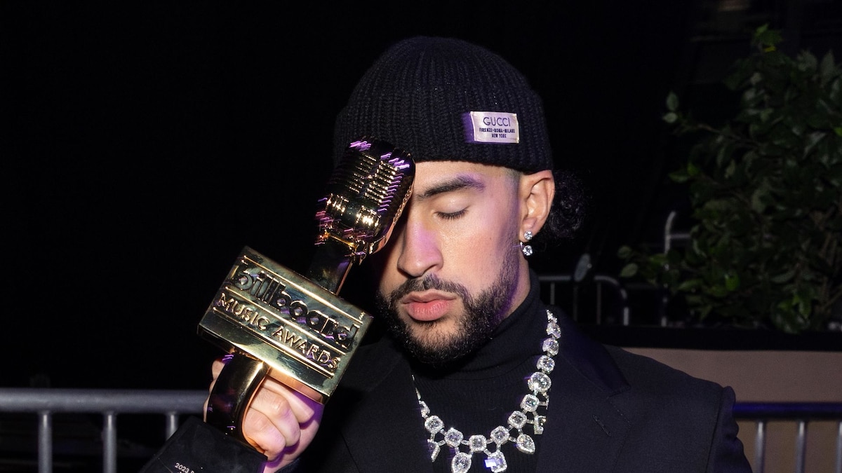 https://www.hola.com/us/horizon/landscape/b38c94cfcfbd-bad-bunny-at-the-billboard-latin-music-awards-2023-held-at-watsco-center-on-octo.jpg?im=Resize=(1200)