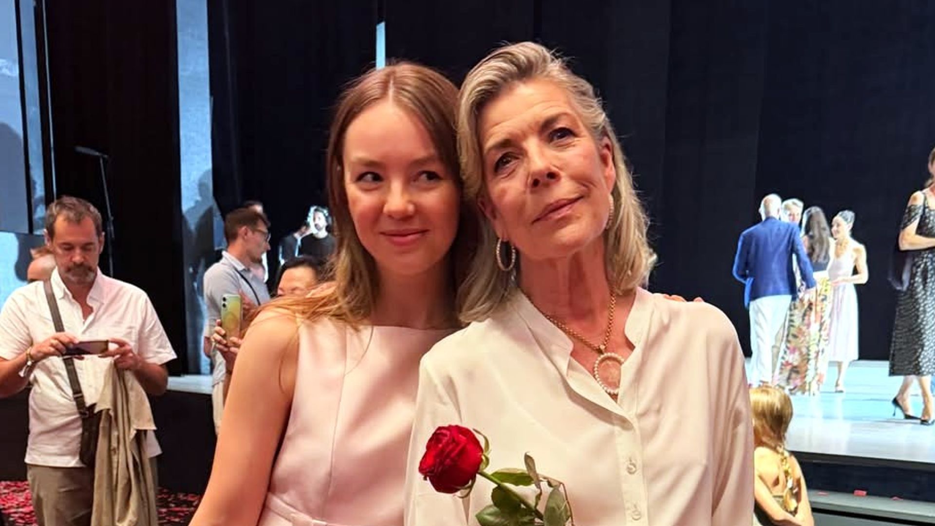 https://www.hola.com/us/horizon/landscape/b481a89500b3-6342a320d41a-alexandra-de-hannover-y-carolina-de-monaco.jpg?im=Resize=(1200)
