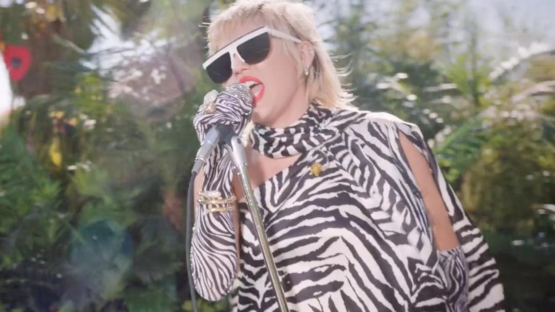 Miley Cyrus slays her Unplugged performance: Covers Britney Spears and sings with her little sister Noah