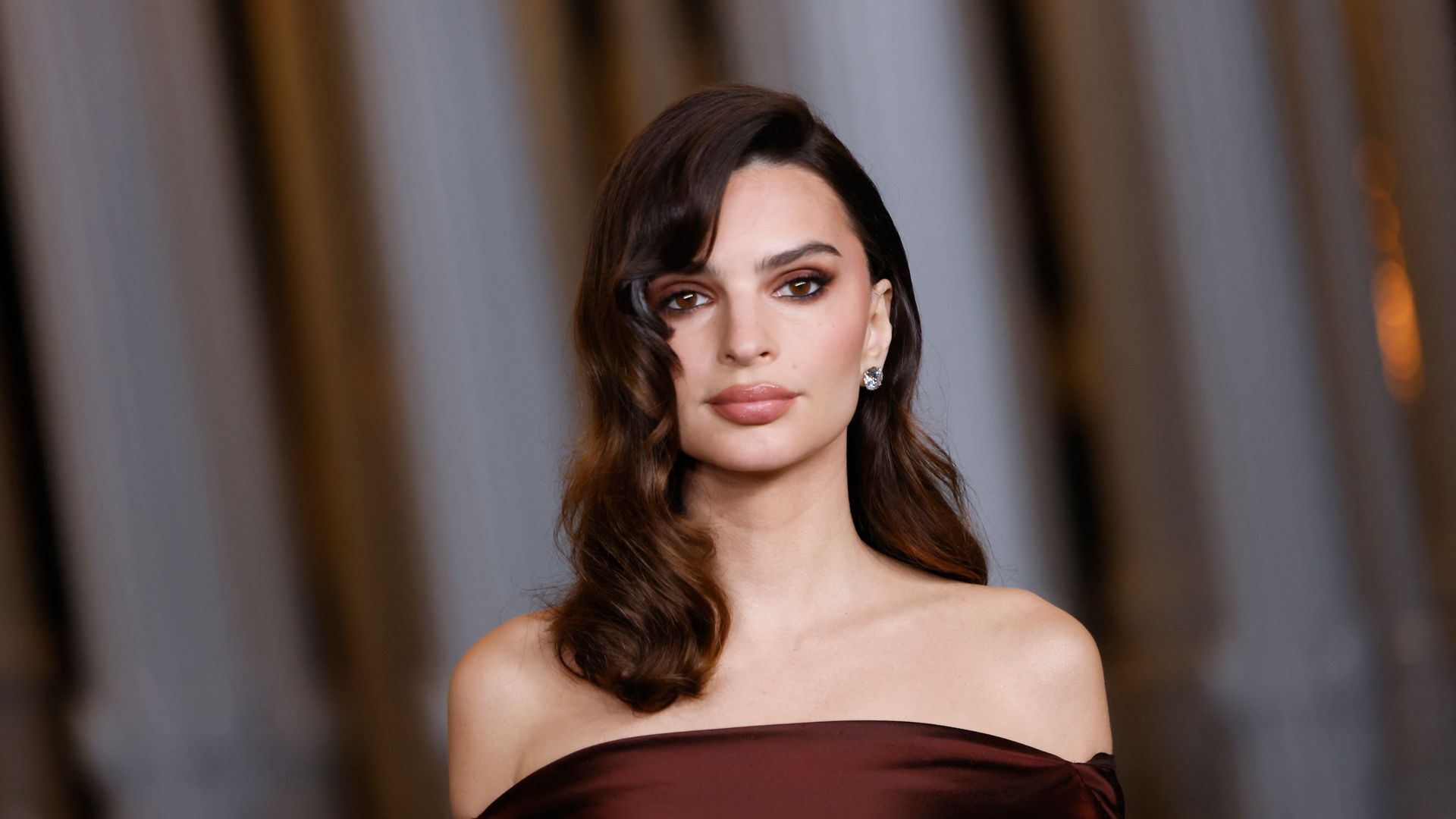 https://www.hola.com/us/horizon/landscape/b5f1911bfc33-us-model-emily-ratajkowski-attends-the-lacma-art-film-gala-at-the-los-angeles-co.jpg?im=Resize=(1200)