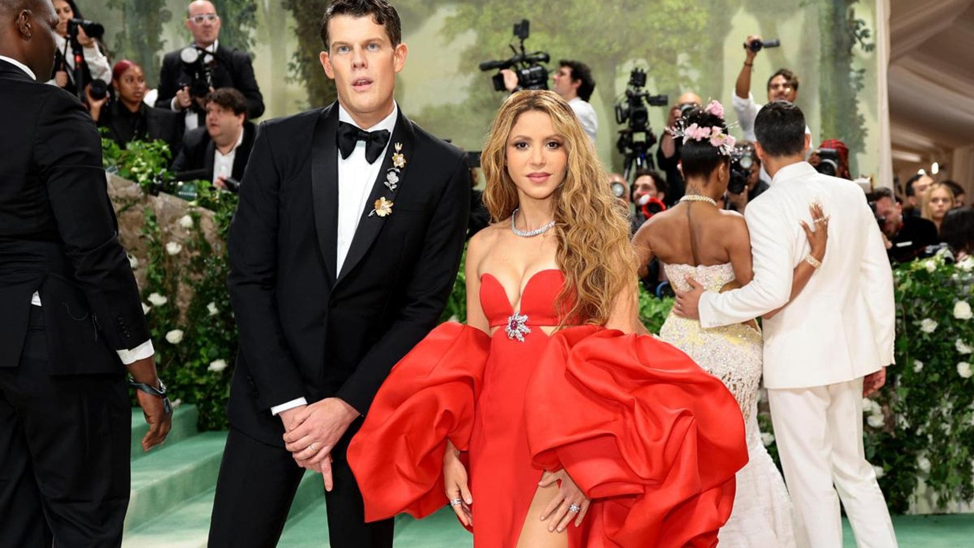 Who is the man that accompanied Shakira at the Met Gala?