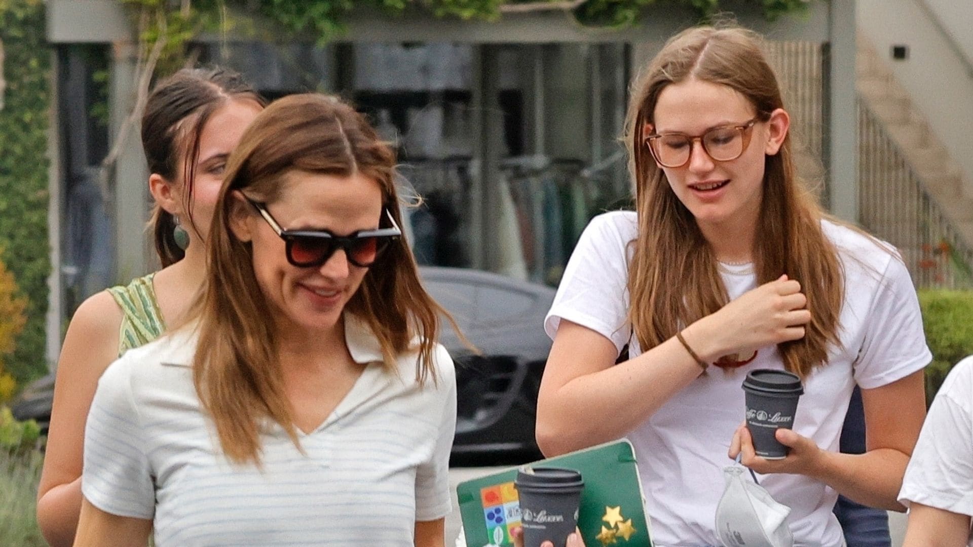 Jennifer Garner and Violet Affleck look like twins in stylish high-waisted pants